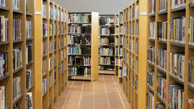 Kuva Huittisten pääkirjastosta jossa kirjahyllyjä. Kuvituskuva.